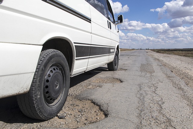 Jak dochodzić odszkodowania za uszkodzenie auta na dziurawej drodze?